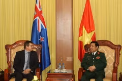 Defence Minister receives New Zealand defence official 