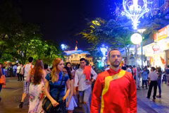 Foreigners experience Vietnamese traditional Tet holiday