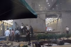 Indonesia: Stock Exchange floor collapses, dozens wounded