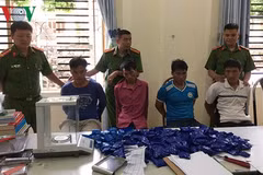 Four caught red-handed smuggling 54,000 meth pills