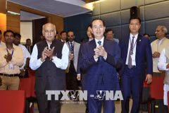 President Tran Dai Quang talks with Vietnamese expats in India