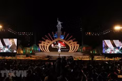 PM pays respect to fallen youth volunteers at Dong Loc T-junction 