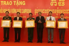 Cambodia’s friendship order to Vietnamese individuals, organisations