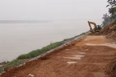 Hanoi dykes in peril amid flood season
