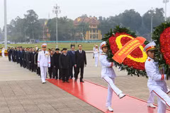 Leaders pay tribute to President Ho Chi Minh ahead of Tet