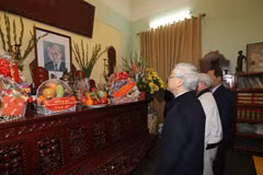 Party chief pays tribute to late Party General Secretaries 