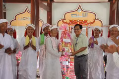 Binh Thuan leaders visit Cham Bani people on Ramuwan festival