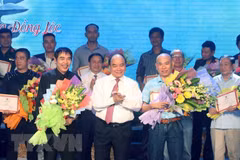 Winners of songwriting contest praising Dong Loc girls announced 