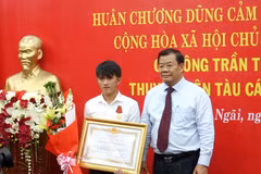 Quang Ngai fisherman praised for saving others at sea