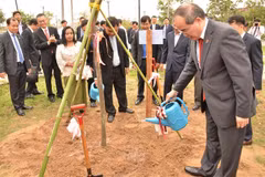 HCM City’s leader continues visit to Cambodia 