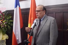 Chilean ambassador receives friendship insignia