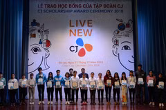Korean group offers scholarships to students in Lam Dong