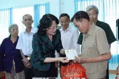 Vice President presents gifts to policy beneficiaries in Binh Phuoc