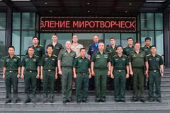 Russian military officers visit Vietnam Peacekeeping Department 