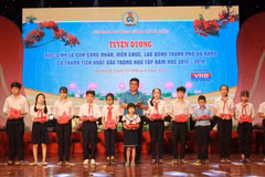 Da Nang commends students with high academic results