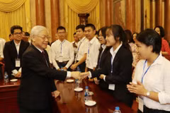 Party General Secretary and President Nguyen Phu Trong meets outstanding students