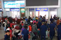 HCM City ensures transport for people returning home for Tet