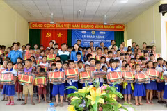 Lifebuoys designed like schoolbags presented to An Giang students