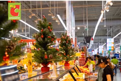Christmas brings joy to shoppers, retailers alike
