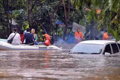 At least 10 dead in Indonesia flooding 