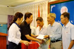 Gifts presented to Overseas Vietnamese in Cambodia