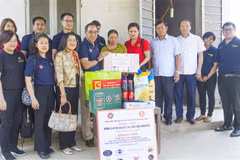 Thai Embassy supports flood victims in Thai Nguyen