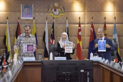 Malaysia considers applying curfew for young people