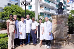 Cuban health experts work in Quang Binh province