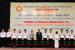 Vallet scholarships presented to excellent students in central provinces
