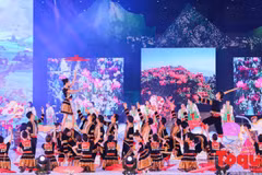 Vietnamese, Lao ethnic minority people step up exchanges