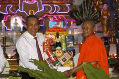 Deputy PM delivers Chol Chnam Thmay greetings in Vinh Long, Tra Vinh