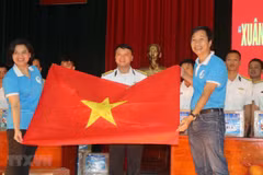 Tet gifts presented to soldiers on Truong Sa, DK1 platform