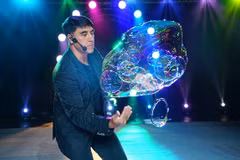 Bubble maestro Fan Yang is back to dazzle Hanoian audience