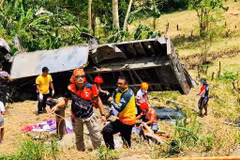 At least 15 die as truck plunges down ravine in Philippines 