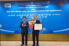 Hue city bestows honorary citizenship upon RoK national