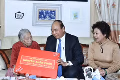 PM Nguyen Xuan Phuc visits former leaders