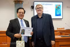Czech-Vietnamese encyclopaedia wins Czech literature award
