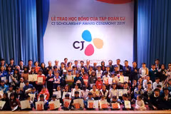 Korean group grants scholarships to poor students in Lam Dong
