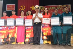 Tet gifts presented to soldiers on Song Tu Tay island