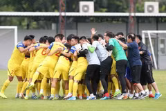 PM shows support for players before World Cup qualifier in Thailand