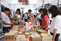 Numerous Tet celebration activities held in HCM City