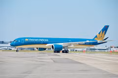 Vietnam Airlines raises salary for pilots