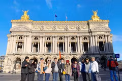 Vietnamese travelers abroad still prefer cash: survey