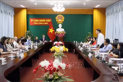 US legislative assistants visit Vinh Long province