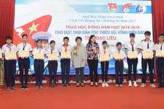 Scholarships presented to needy students in Bac Lieu