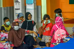 Forest fire haze causes breathing problems to over 900,000 Indonesians