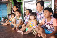 Needy Vietnamese in Cambodia receive gifts 