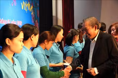 Party, State leaders present Tet gifts to disadvantaged people 