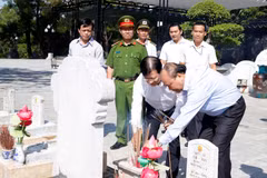 Prime Minister offers incense to commemorate fallen soldiers in Quang Tri