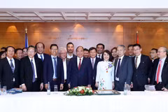 Prime Minister meets overseas Vietnamese in Europe 
